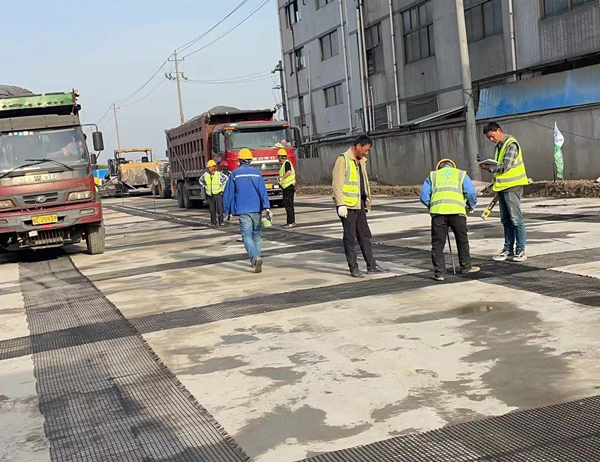 鄯善老材料的新故事：玻璃纤维土工格栅如何在‘白改黑’浪潮中重获新生？